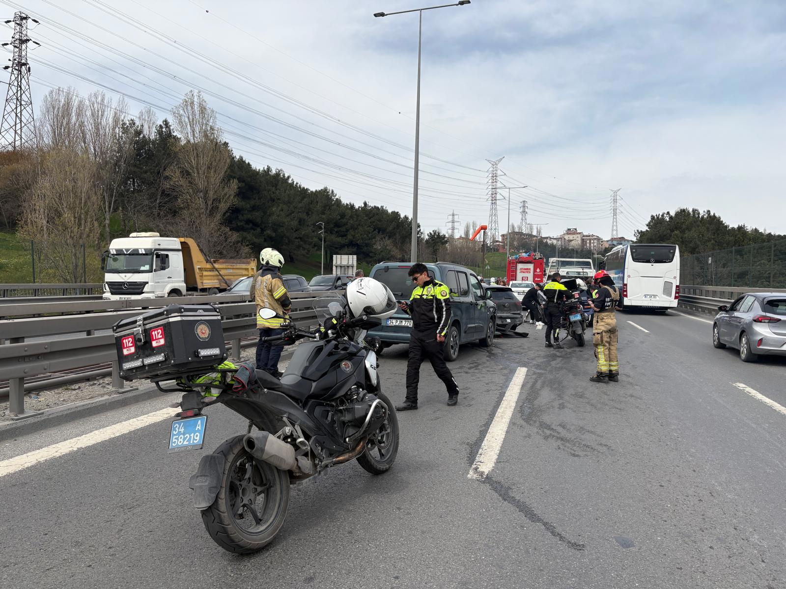 Kağıthane'de 6 araç birbirine girdi, trafik kilitlendi