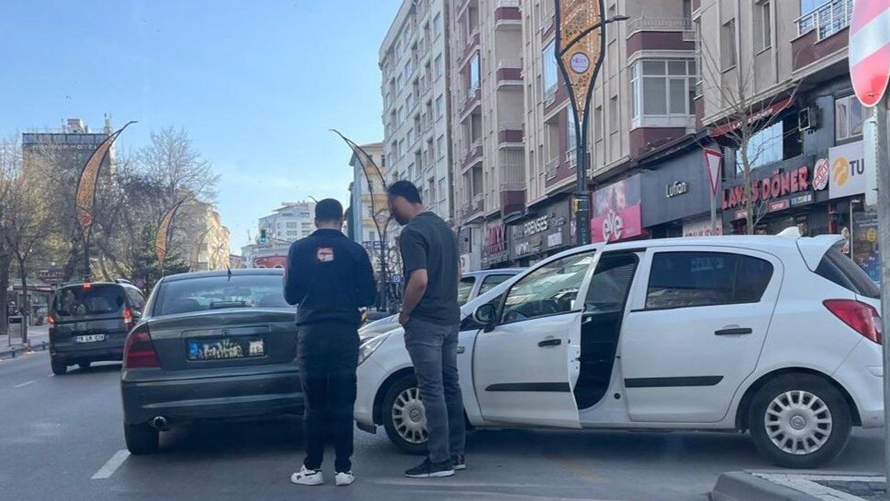 Trafik kazası: İki otomobil çarpıştı