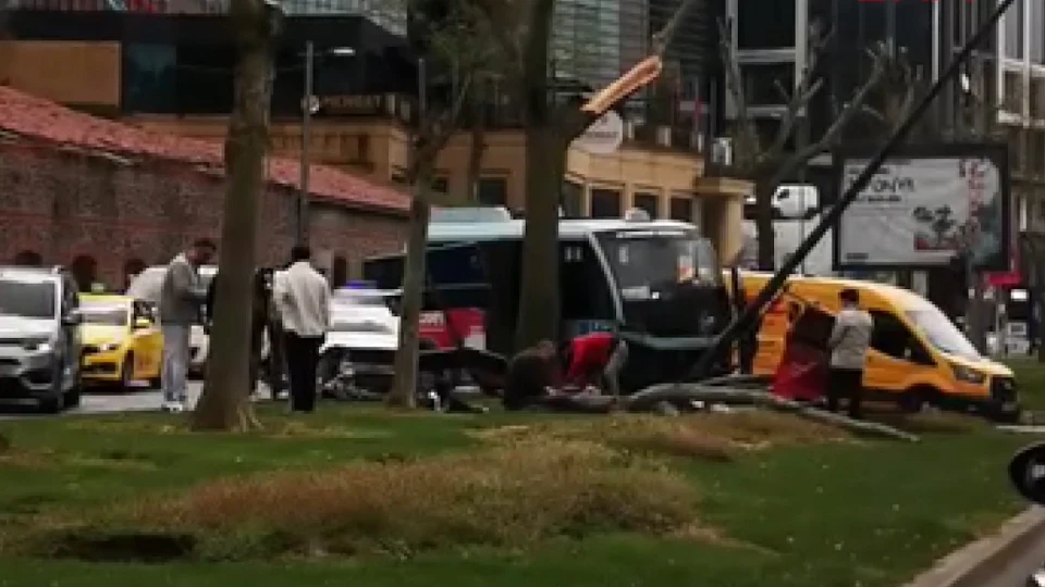 Beyoğlu Sütlüce'de trafik kazası: Dolmuş bariyerlere çarptı