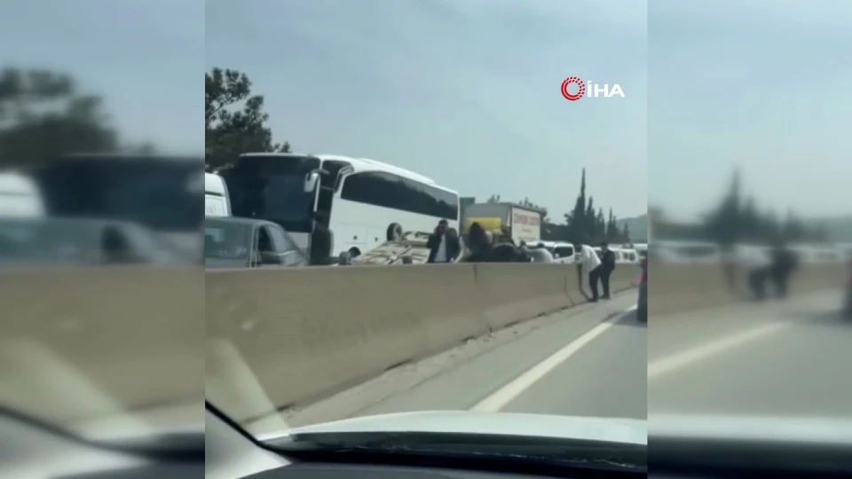 Bursa Kestel'de Trafik Kazası: Bariyerlere Çarpan Araç Ters Döndü