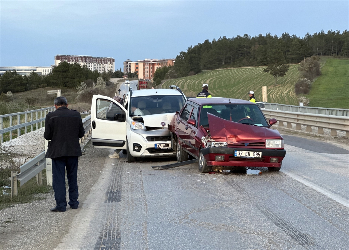 Kastamonu’da üç aracın çarpıştığı kazada 4 kişi yaralandı