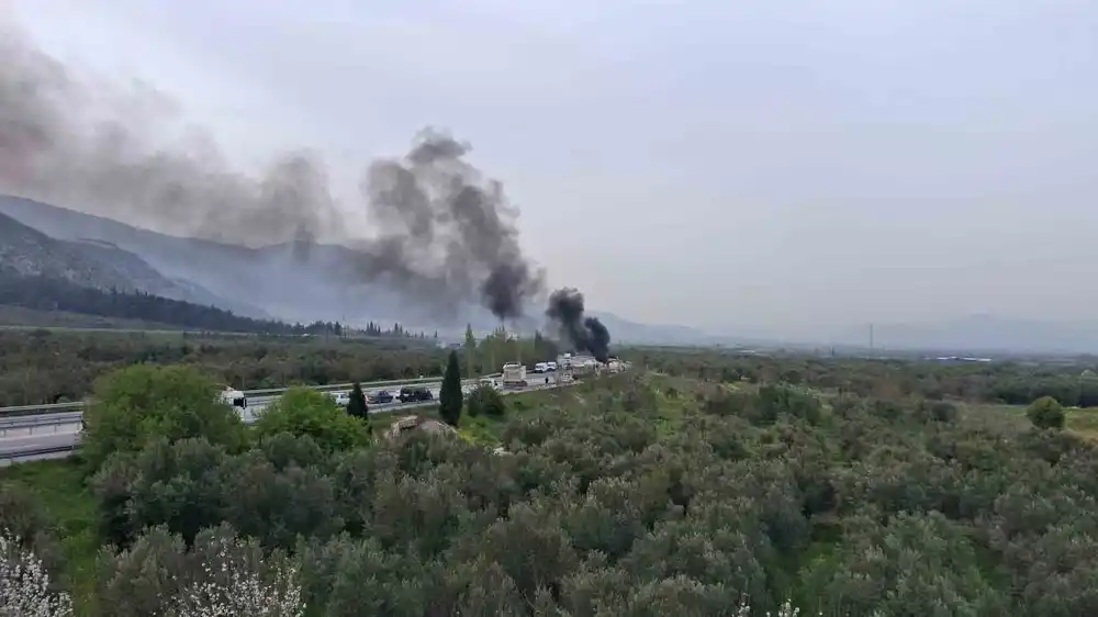 Kırkağaç'ta otomobil bariyerlere çarpıp alev aldı, sürücü son anda kurtuldu