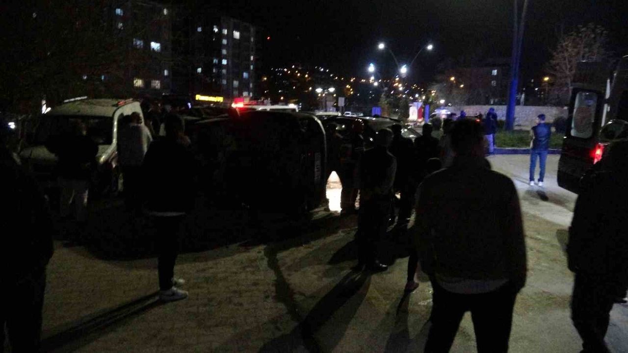Malatya’da Kavşakta Korkutan Kaza! 2 Otomobil Çarpıştı: Araç Devrildi, 4 Yaralı