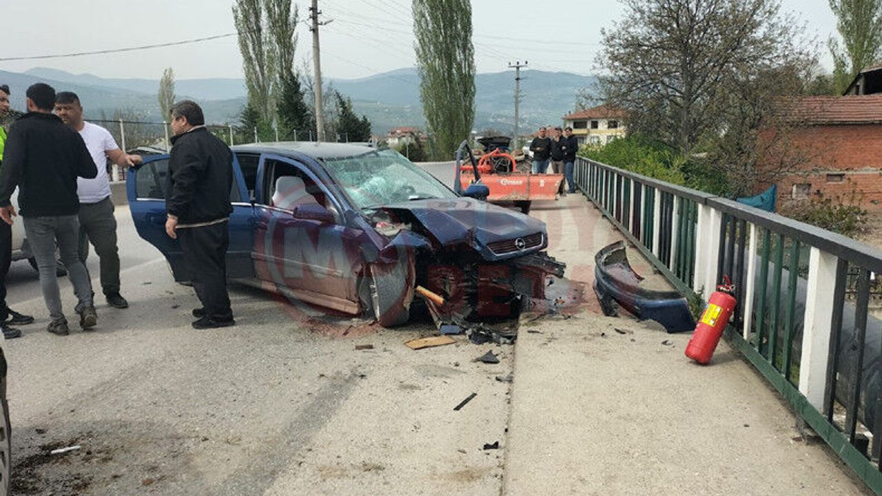 Otomobil ile traktör çarpıştı! 3 yaralı