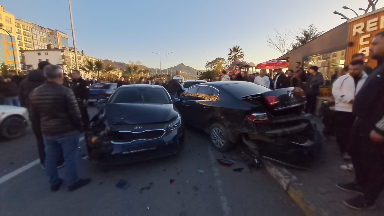 Sahil Yolunda Zincirleme Kaza