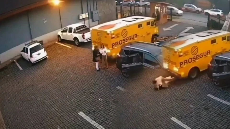 Şili'de otoparkta zırhlı aracın iki kadını ezdiği kaza kamerada