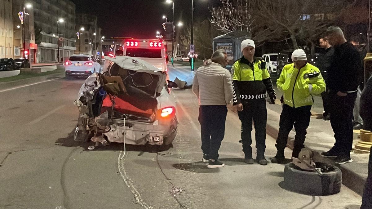 Sivas'ta feci kaza... Otomobil hurdaya döndü
