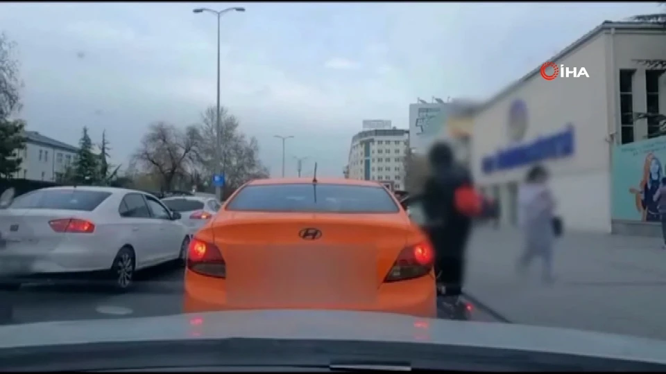 Ankara Çankaya'da elektrikli scooter taksi kapısına çarptı | ANKARA HABERLERİ