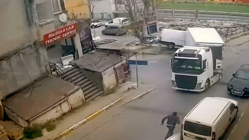 Beylikdüzü'nde el freni çekilmeyen tır kapalı kasa minibüse çarptı