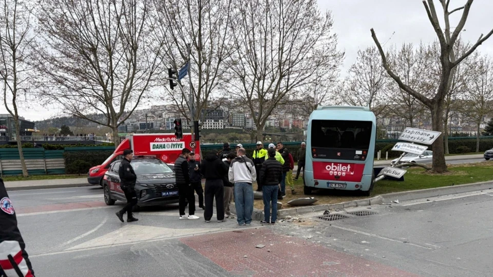 Beyoğlu'nda otomobilin çarptığı dolmuş direğe çarptı: Beş yaralı