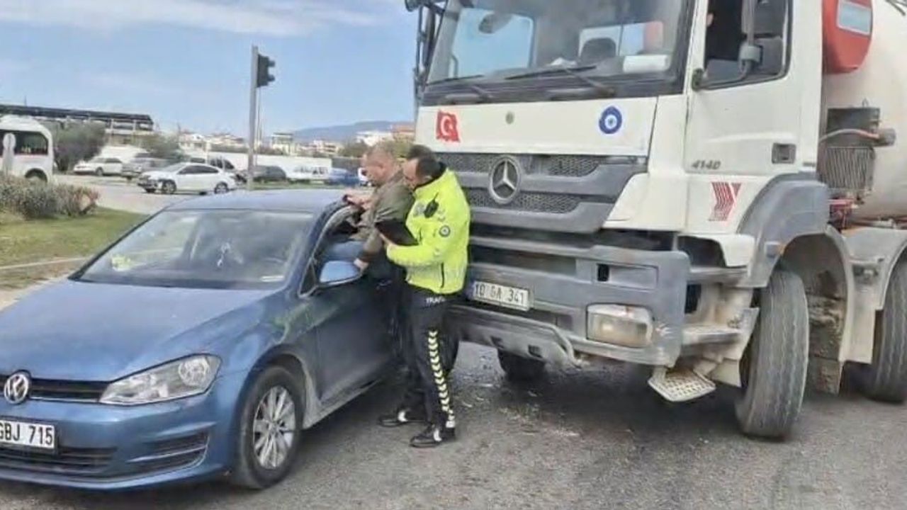 Kaza yapan aracın sürücüsünü polis camdan kurtardı (Video)