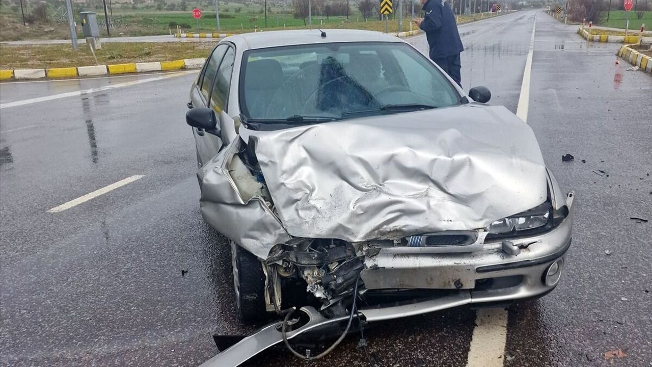 Konya Seydişehir'de araba ile hafif ticari aracın çarpıştığı trafik kazasında 4 yaralı