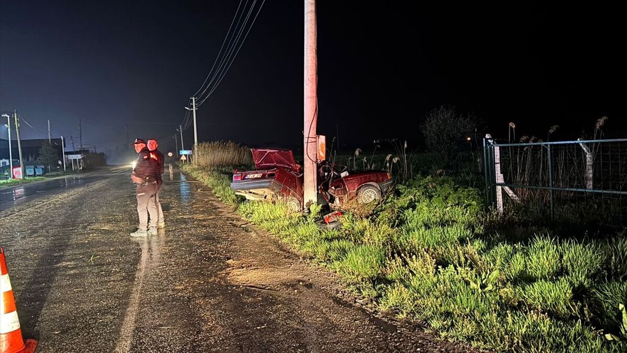 Kütahya'da aracın beton direğe çarptığı trafik kazasında 1 ölü, 1 yaralı