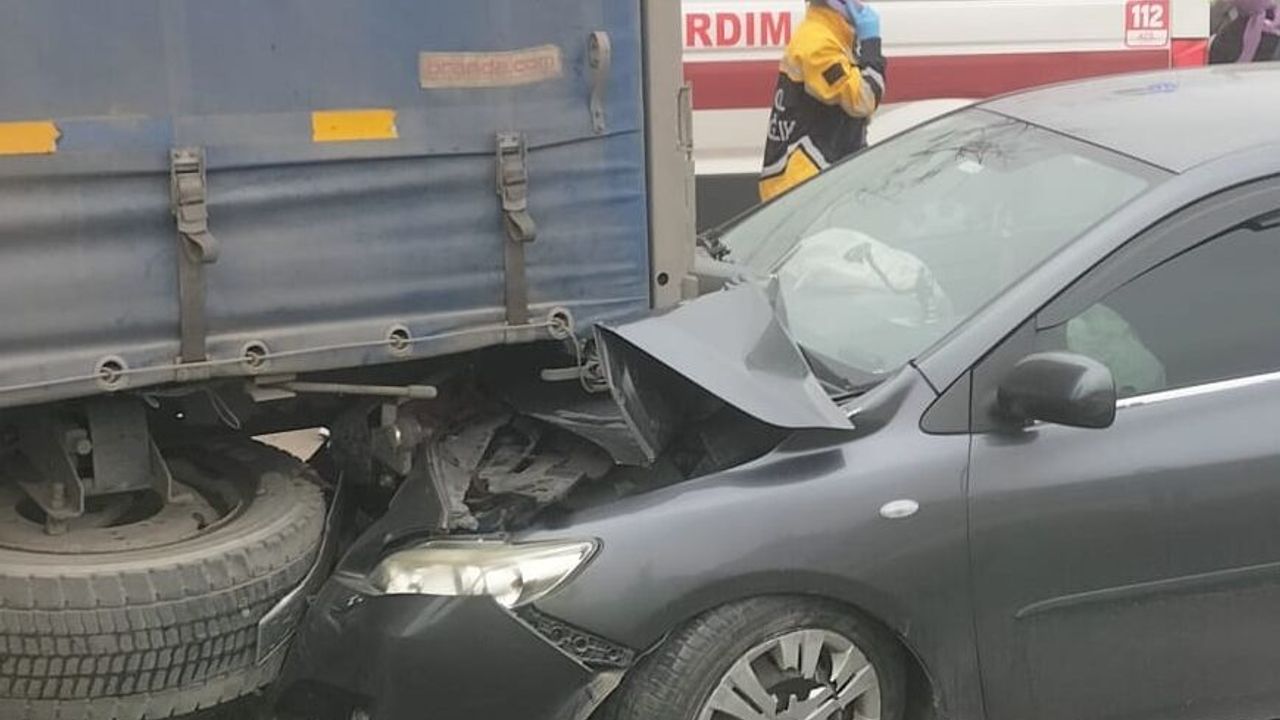 Samsun trafik kazası: Park halindeki tıra çarpan otomobilde 5 kişi yaralandı