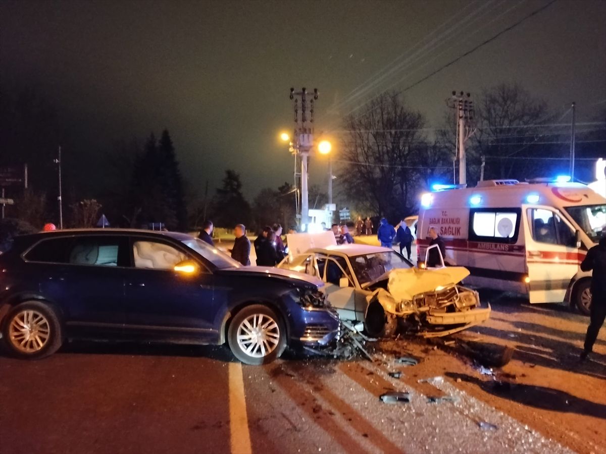 Sapanca'da Trafik Kazası: 5 Yaralı