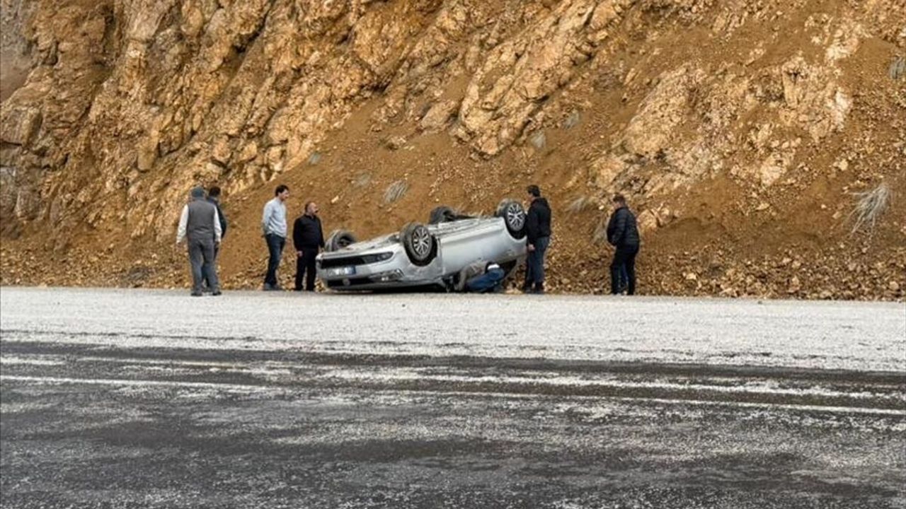 Sivas İmranlı'da trafik kazası: Devrilen otomobilde biri çocuk 3 yaralı