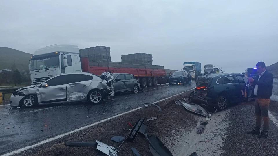 Aksaray’da yolcu otobüsü kazası: 10 araca çarptı, 7 kişi yaralandı | YEREL HABERLER