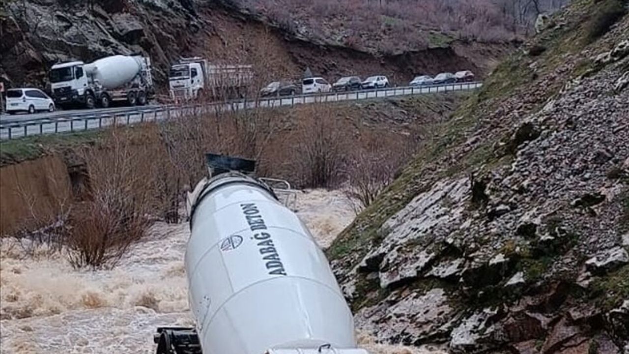 Bitlis'te beton mikserinin dereye düştüğü trafik kazasında sürücü kayboldu