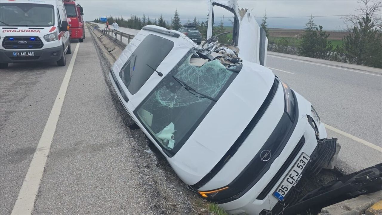SON DAKİKA: Afyon'da aracın refüje devrildiği trafik kazasında 1 ölü, 2 yaralı