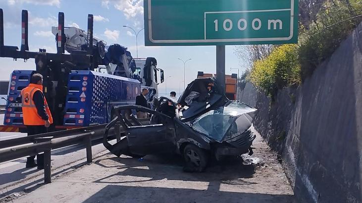 TEM Otoyolu'nda feci kaza: Otomobil yön levhasına saplandı