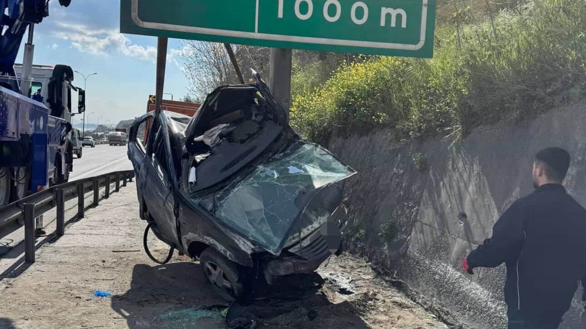 TEM'de feci kaza... Otomobil yön levhasına saplandı - STAR