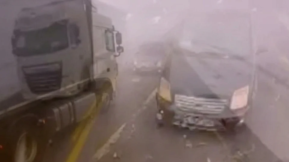 Ardahan-Şavşat yolu Sahara mevkisi tır kazası | 2 yaralı, hatalı sollama anı kamerada