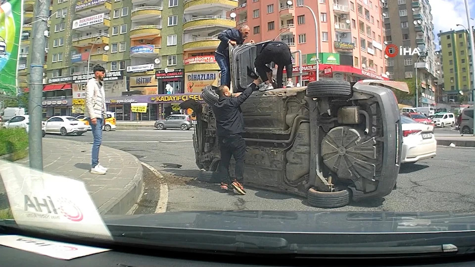 Diyarbakır Urfa Bulvarı'nda kaza anı araç kamerasına yansıdı