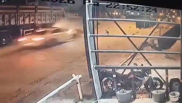 Elazığ'da trafik kazası: 4 yaralı, kaza anı kamerada
