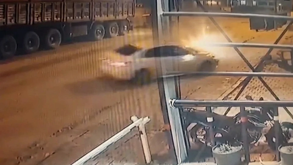 Elazığ'da trafik kazası: Tıra çarpan araçtaki genç kadın öldü | ELAZIĞ HABERLERİ