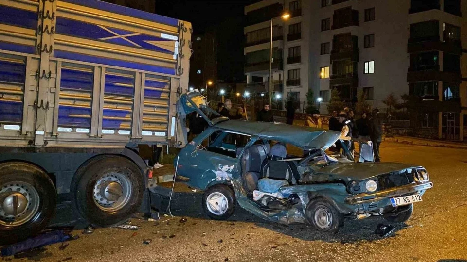 Elazığ’da zincirleme kaza: Otomobil tıra çarptı, 4 yaralı | YEREL HABERLER