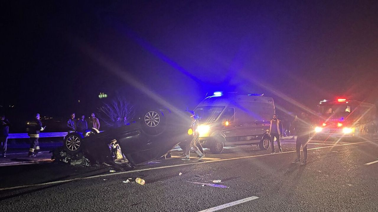 Erzurum Oltu’da araba ile traktörün çarpıştığı trafik kazasında 3 yaralı