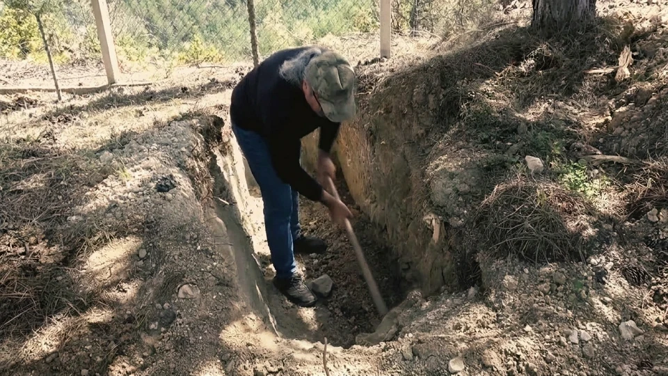 Safranbolu'da ayı saldırısı ve kazaları atlatan kişi kabrini hazırladı