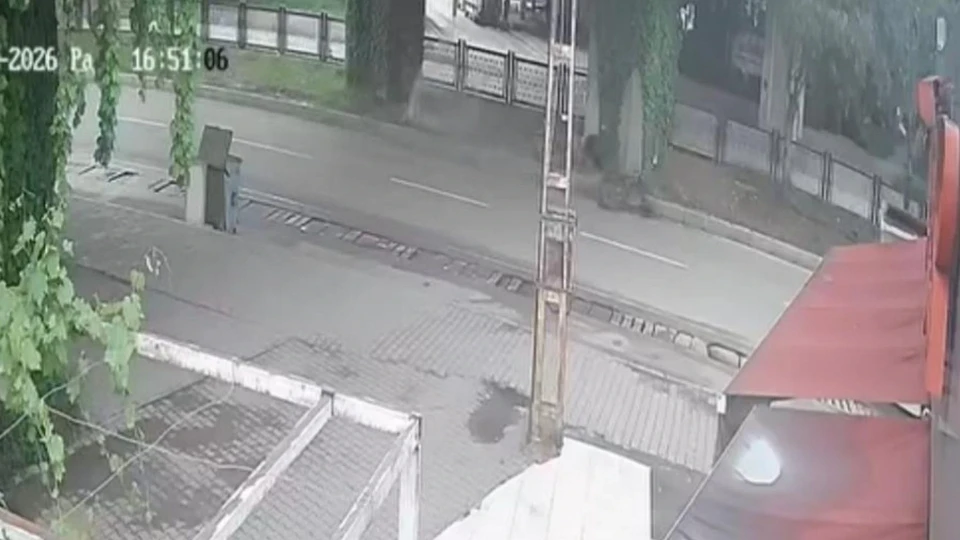 Adana'da motosiklet kazası: Direğe çarpan genç kız vefat etti
