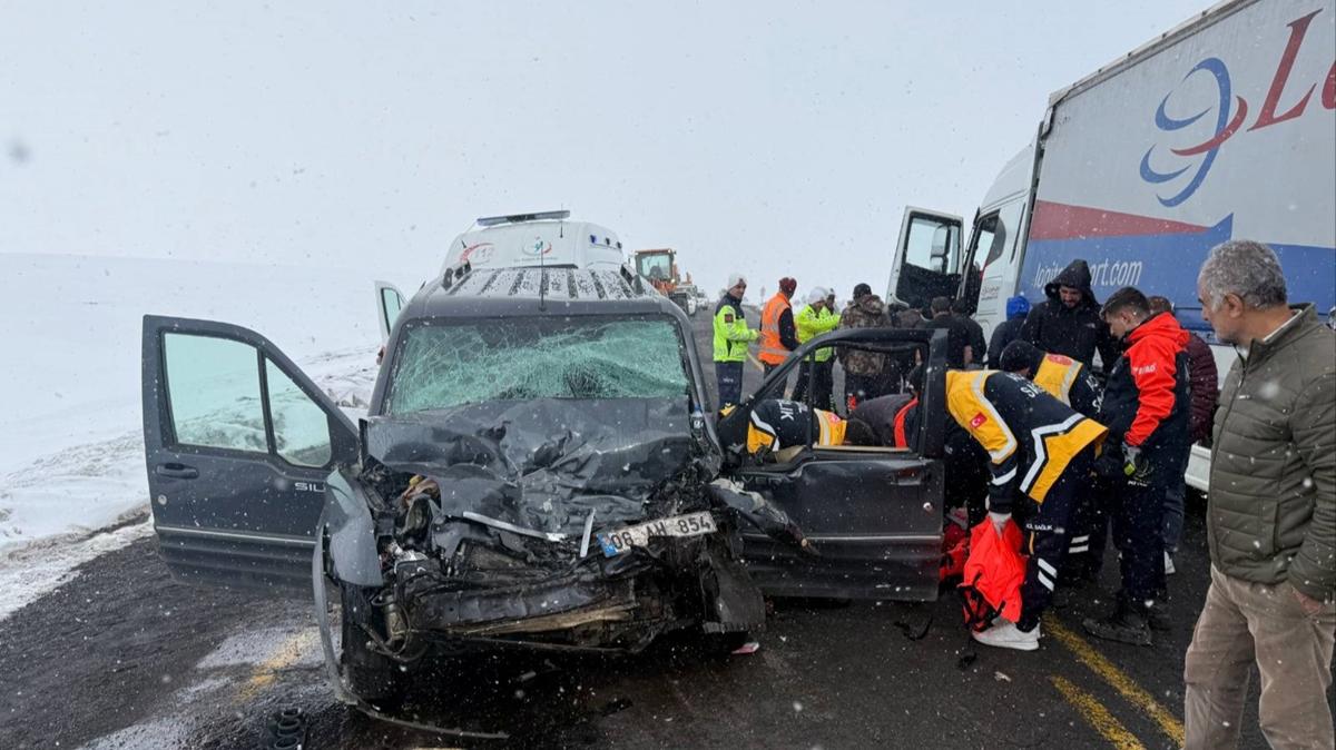 Artvin'de trafik kazası... 2 kişi yaralandı