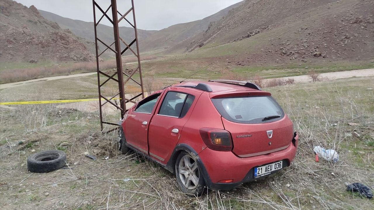 Hakkari’de otomobilin elektrik direğine çarptığı trafik kazasında 1 ölü, 1 yaralı