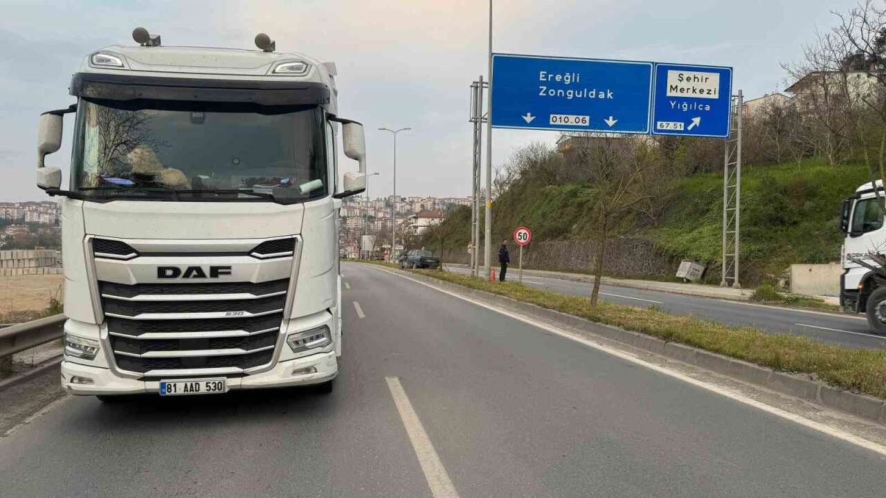 Kör noktaya giren otomobil refüje savruldu