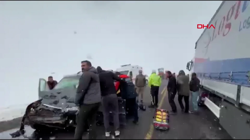 Şavşat kara yolunda trafik kazası: Tırla çarpışan araçtaki yaralıları AFAD kurtardı