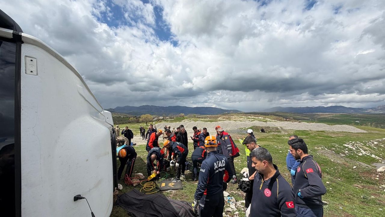 SON DAKİKA: Diyarbakır Lice’de midibüsün devrildiği trafik kazasında en az 11 yaralı