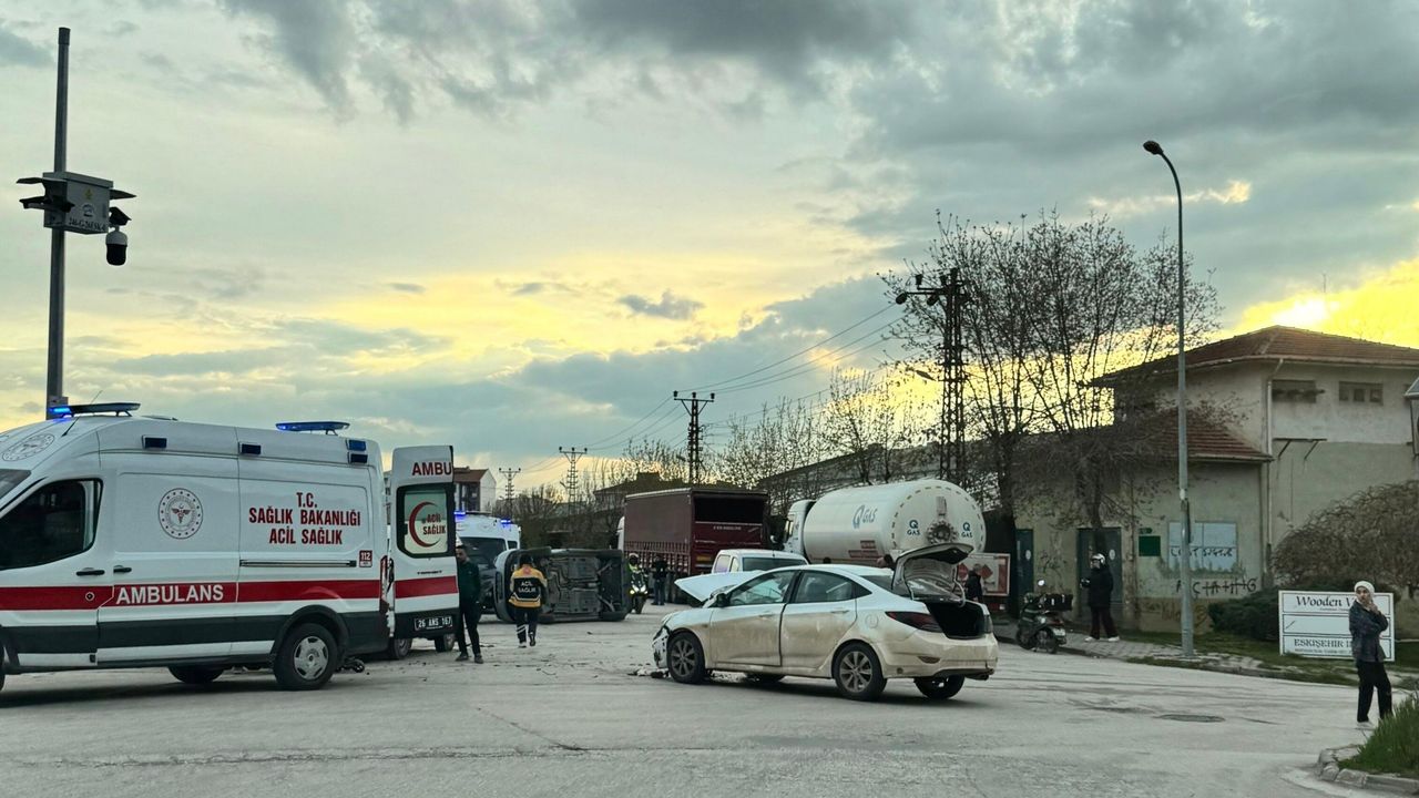 Eskişehir Batıkent’te Zincirleme Kaza: 4 Araç Birbirine Girdi, 7 Yaralı
