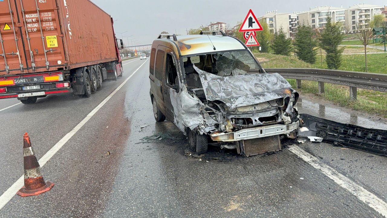 Eskişehir’de korkutan kaza: Araç alev aldı