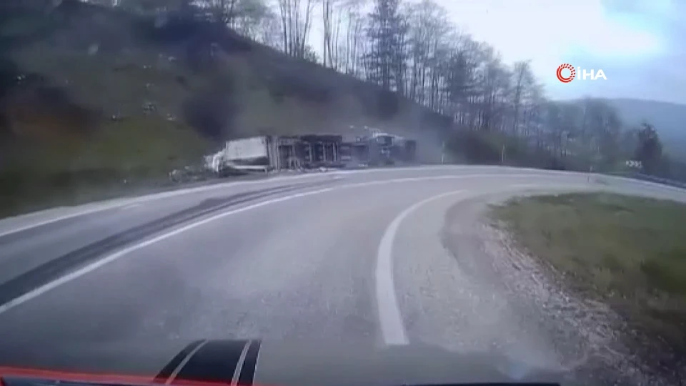 İnegöl-Domaniç yolunda trafik kazası: su yüklü tır devrildi