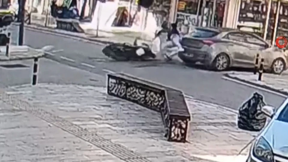 Manavgat'ta kasksız motosiklet sürücüsü otomobille çarpıştı