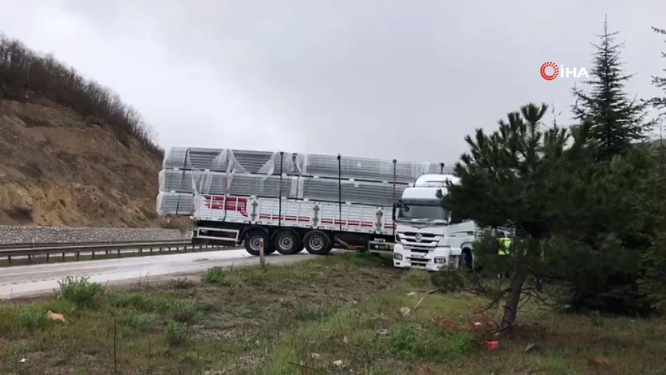Samsun'da trafik kazası: Kavak ilçesinde tır yoldan çıktı