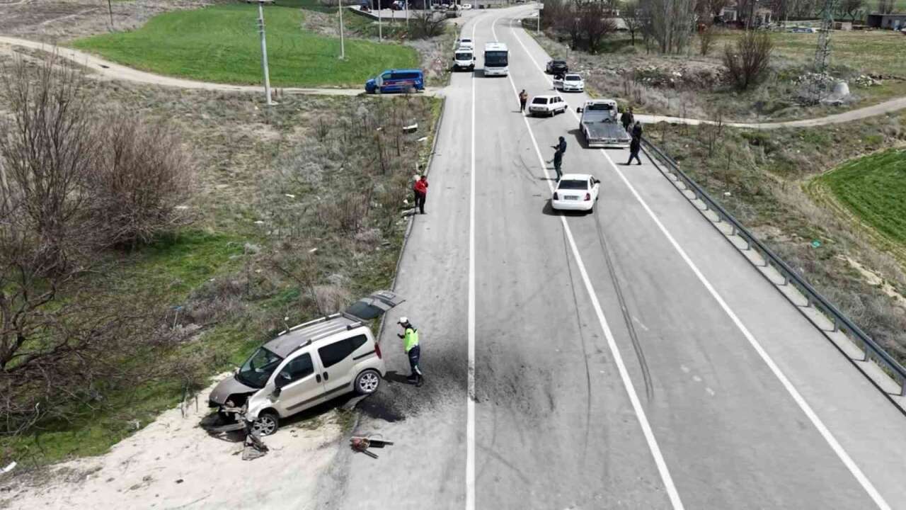 Aksaray’da zincirleme kaza: 3 araç çarpıştı, 1’i ağır 7 yaralı
