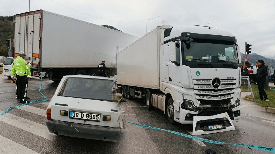 Amasya Trafik Kazası: Tır ile çarpışan otomobilden fırlayan 10 aylık bebek hayatını kaybetti | Amasya Haberleri
