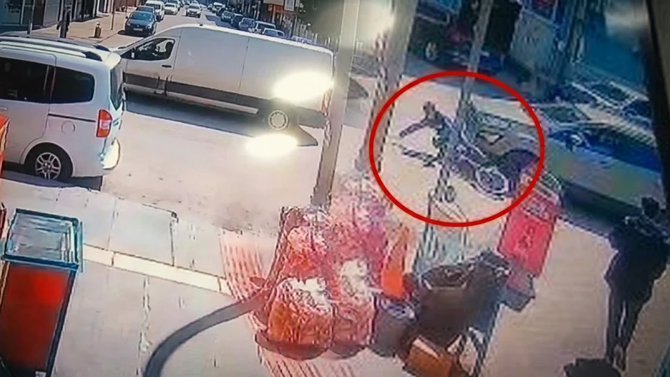 Batman'da trafik kazası: Otomobilin çarptığı bisikletli çocuk metrelerce sürüklendi |BATMAN HABERLERİ