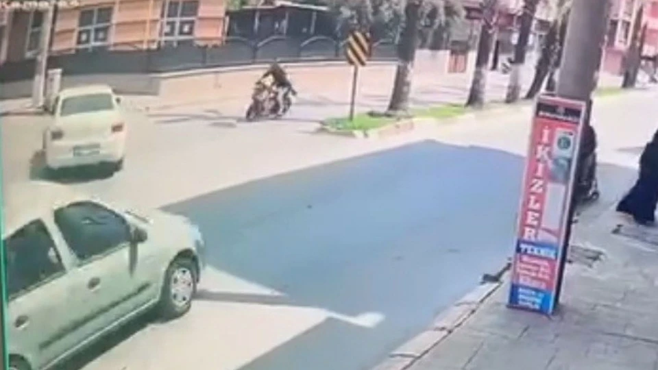 Mersin Tarsus'ta otomobil ile motosiklet çarpıştı: Bir yaralı | MESİN HABERLERİ