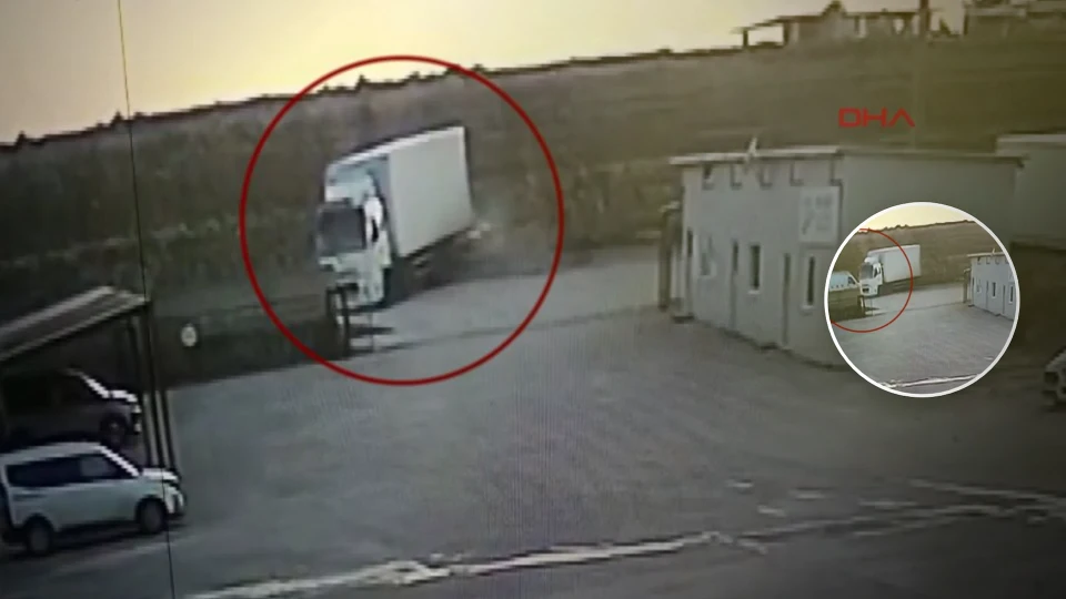 Midyat-Batman kara yolunda kaza: Minibüs sürücüsü yaralandı
