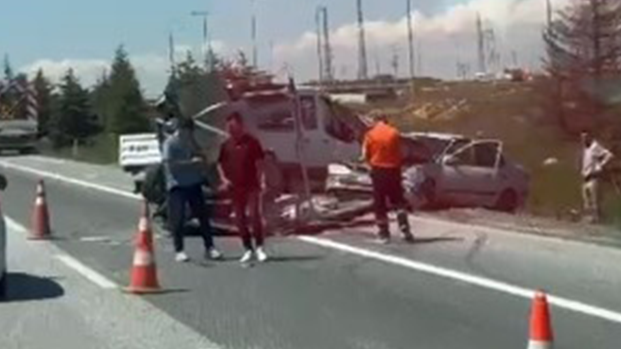 Ankara - Eskişehir yolunda 2 araç birbirine girdi