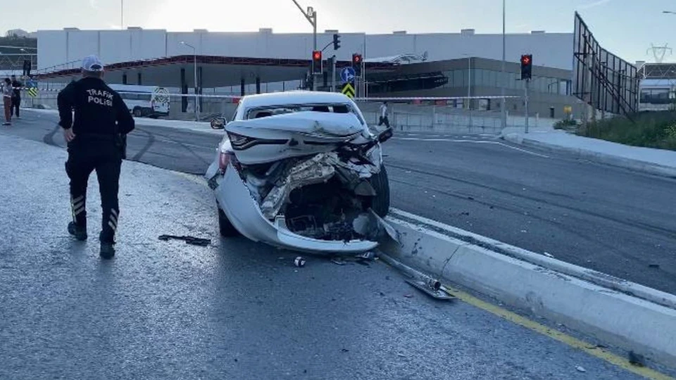 Başakşehir’de zincirleme kaza: Kamyonet 4 araca çarptı, iki kişi yaralandı | YEREL HABERLER